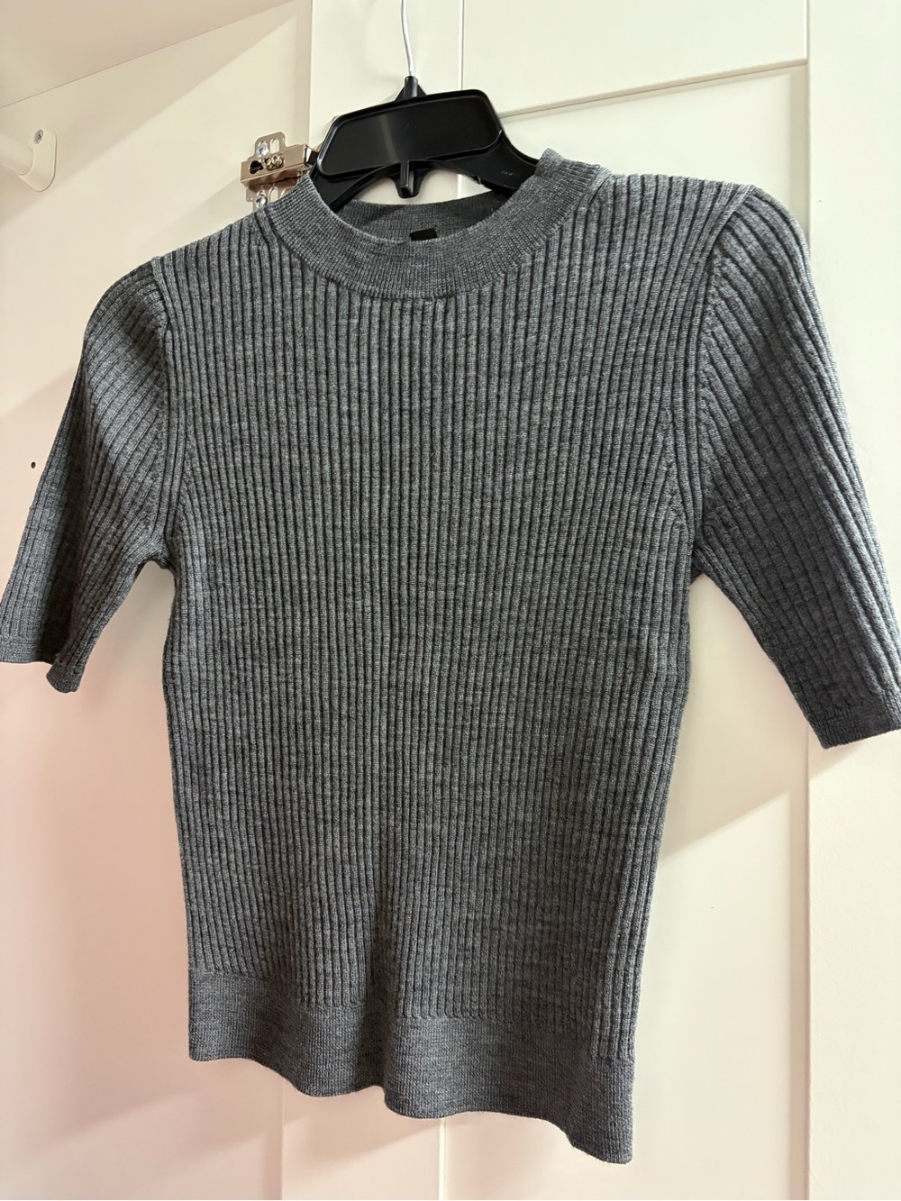 Uniqlo Ribbed V-Neck Knit Top - Charcoal Gray
